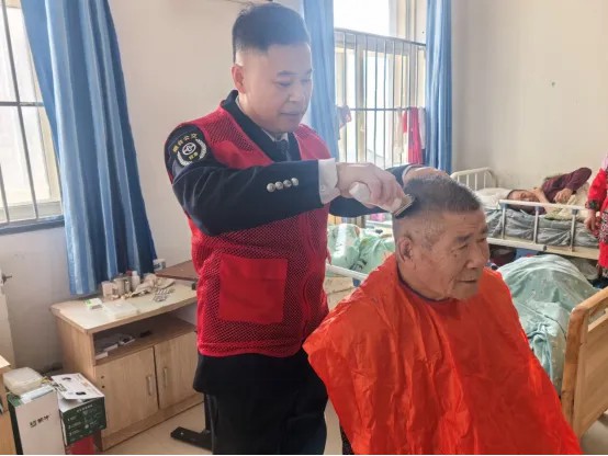 春風義剪暖人心 公交溫情護夕陽